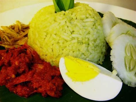 Nasi lemak is malaysia's national dish and it certainly is a favourite among many households. Nasi Lemak Hijau Seroi dan senang - MyResipi.com