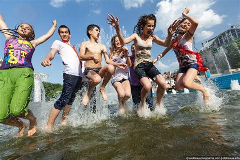 女子校生がメイド姿でずぶ濡れになるウクライナの卒業式 ポッカキット