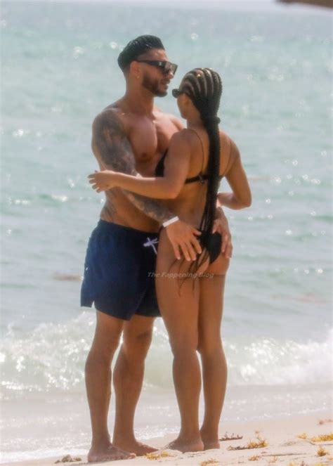 Pauly D Nikki Hall Works On Their Tans Together In Miami Beach 27