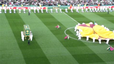 Los ingleses no pudieron alcanzar los octavos de final de la máxima competición continental al acabar la fase de grupos en la tercera aplaza del grupo h, que compartieron con psg. UEFA Europa League 2011 Final Ceremony at Dublin - YouTube