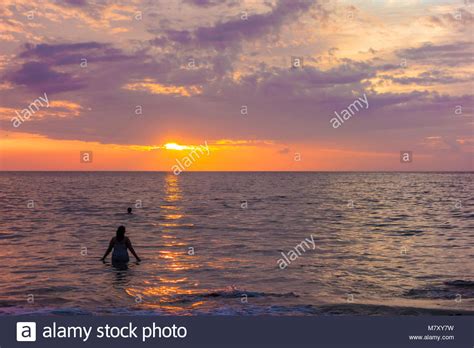 Badegäste Und Tropischen Sonnenuntergang Am Kamaole Beach Park 3 Am