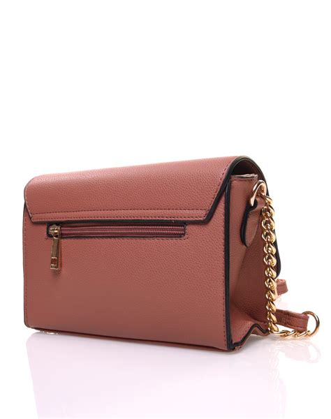 Modèle avec poignée en haut et bretelles matelassées régla. Petit sac en bandoulière orné de perle vieux rose
