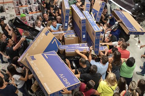 Es ist Black Friday – so drehen die Leute auf der Welt durch