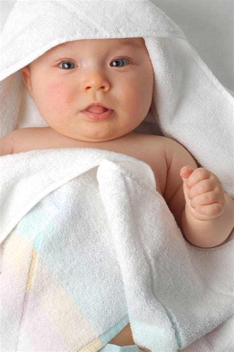 What are the warning signs of eye cancer in babies? Signs of Eye Problems in Babies