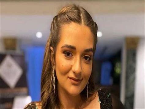 ظهرت الفنانة هنا الزاهد برفقة النجم أحمد زاهر في مقطع فيديو شاركته مع جمهورها ومتابعيها عبر حسابها الرسمي على موقع إنستجرام، وسرعان ما تم تداوله عبر مواقع التواصل الاجتماعي المختلفة، ودار حوار صغير بينهما داخل صالة الجيم، حيث قالت هنا الزاهد مين في الجيم. أحمد زاهر يكشف عن رأيه في أداء ابنته ملك بمسلسل"لؤلؤ" | مصراوى