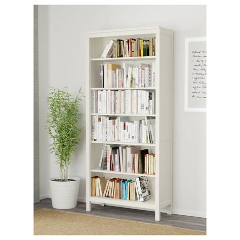 Rak buku kreatif ini mempunyai gabungan rak buku dan drawer yang sangat sesuai dibuat sebagai bedside table. HEMNES rak buku, warna putih | IKEA Indonesia
