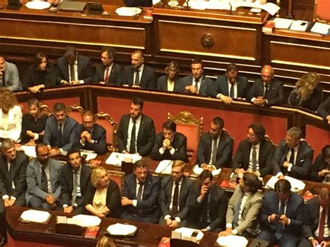 Alla domanda di un cronista su chi avesse scritto il discorso (se salvini o di maio) conte ha risposto. Il discorso di Conte al Senato: la diretta live dell ...