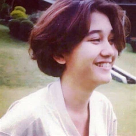 D c d biarlah semua berlalu pergi dan takkan kembali em em kini aku relakan (kini aku relakan) d c d biar ku tutup luka meski aku tersakiti em cukup aku yang rasa. Lirik Lagu Biarlah aku Mengalah - Nike Ardilla - Lirik ...