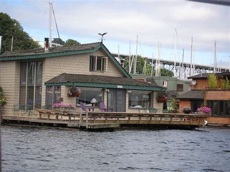 Are there houseboats on the lake in seattle? Sleepless in Seattle Houseboat on Lake Union | House boat ...