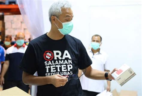 Gubernur jateng ganjar pranowo memakai masker saat menggelar rakor di kantornya. Tangkal Corona, Ganjar Kampanyekan Penggunaan Masker
