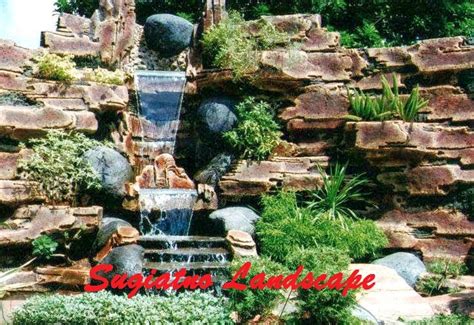 Untuk pengecatan taman, sebaiknya kita menggunakan warna yang alami supaya lebih terlihat natural. Desain Kolam relief cadas Air terjun | Tukang Taman