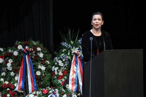 Kredit umožní i stahování neomezenou. Obrazem: Poslední sbohem Chramostové. Důstojné rozloučení ...