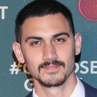 Primer vistazo a la serie en la que se enamoraron ester expósito y alejandro speitzer. Biografía de Alejandro Speitzer Edad, estatura, pack ...