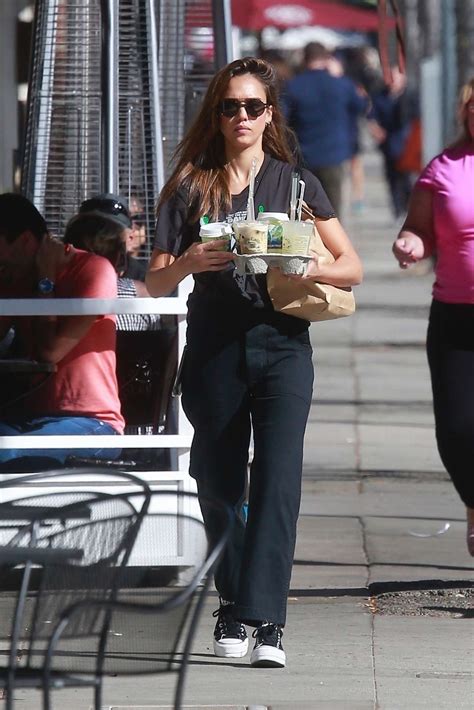 Jessica Alba Picking Up Drinks In Beverly Hills 09 Gotceleb
