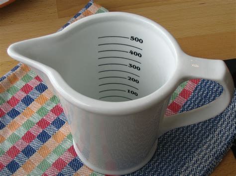 See full list on cupsinaquart.app How Many Cups Are There in a Quart of Water?