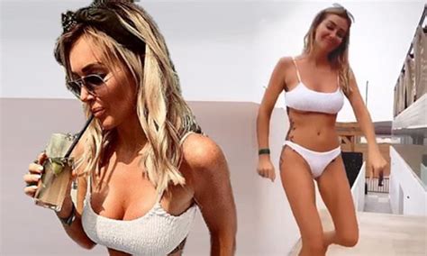 Love Island S Laura Anderson Shows Off Her Stunning Figure As She Slams Troll Daily Mail Online