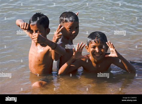 Drei Junge Asiaten Sind Schwimmen Und Das Wasser In Den Mekong Fluss In Kratie Kambodscha
