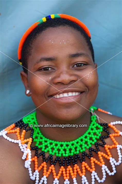 Photos And Pictures Of Zulu Maiden Zulu Reed Dance At Enyokeni Palace Nongoma South Africa