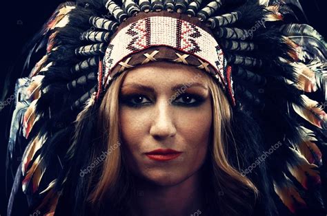 Woman In Traditional Indian Headdress — Stock Photo © Nanka Photo 77667296