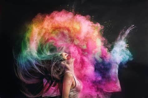 Woman Splashing Hair With Holi Powder Fotografie Malen Rauch