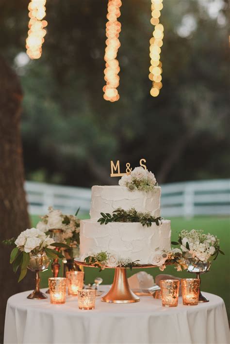 Decorating A Simple Wedding Cake Table