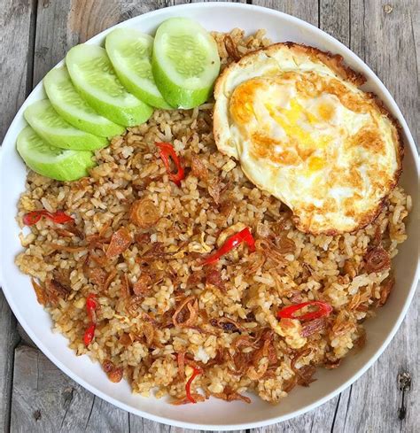 Ayam goreng is an indonesian and malaysian dish consisting of chicken deep fried in oil. Resep Nasi Goreng yang Bisa Anda Coba Dirumah | TheMoonDoggies
