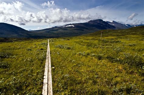 Du rör dig i ett spännande gränsland mellan sareks höga berg i väster och skogslandskapet österut. Auf des Königs Pfad: Der Kungsleden - auf Tour