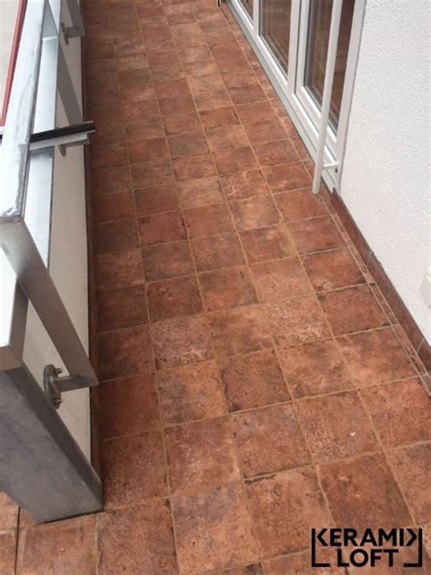 Wind, wetter, regen und schnee stellen natürlich andere anforderungen an die platten und fliesen für den außenbereich. Terrakottafarbene Fliesen für den Außenbereich I Keramik ...