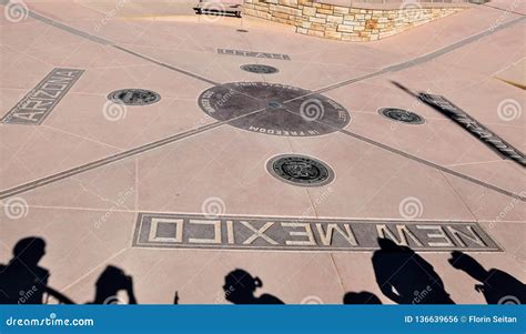 Shaddows De La Gente Que Visita El Monumento De Cuatro Esquinas Cuatro Esquinas De Colorado