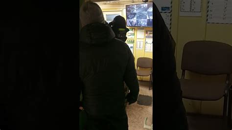 Krzykacz z pasją sprząta podwórko, na którym znajduje się sporo złomu. Skup złomu Białystok UNIWERSTAL Złomowisko pl - YouTube