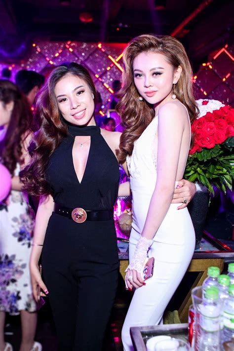 Hot girl Trang Nemo gợi cảm với jumpsuit trắng Chảnh độ