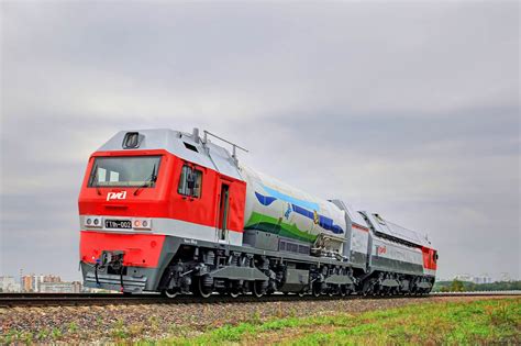 Russian gas locomotive hauls 9,000-ton train without refueling