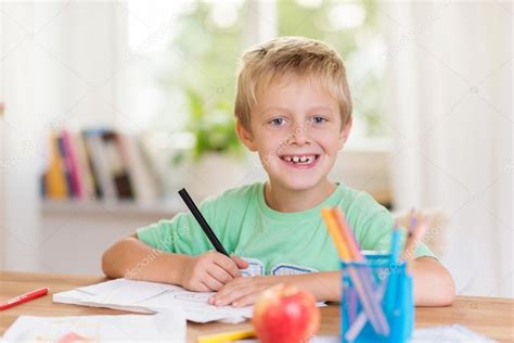 Sonriente Niño Feliz Haciendo Tareas Escolares — Fotos De Stock