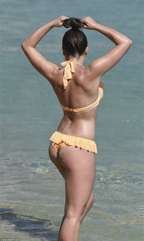Olympia Valance Showcases Figure In Sexy Bikini During