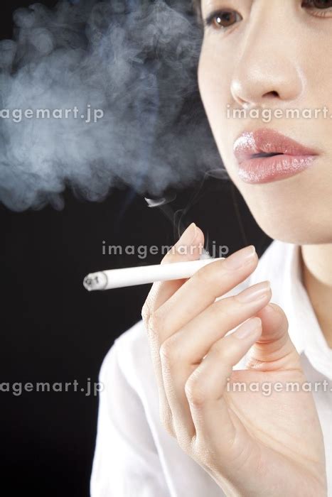タバコを吸う女性の写真素材 [24004827] イメージマート