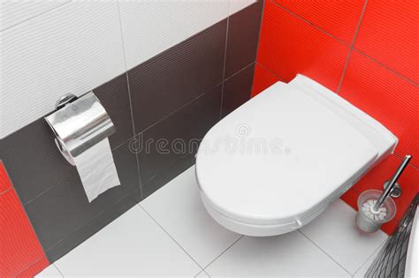 现代洗手间在卫生间里 库存图片 图片 包括有 设计 房子 装饰 没人 旅馆 新建 洗手间 内部