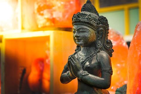 A Estátua Indiana Fêmea Reza O Lakshmi Da Deusa Do Deus Imagem de Stock Imagem de santo