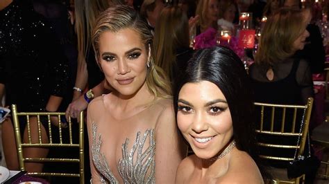 Kourtney Kardashian y Travis Barker le muestran su amor a Khloé Kardashian