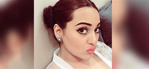 18 Pictures That Prove Sonakshi Sinha Is The Unbeatable Selfie Queen Of Bollywood