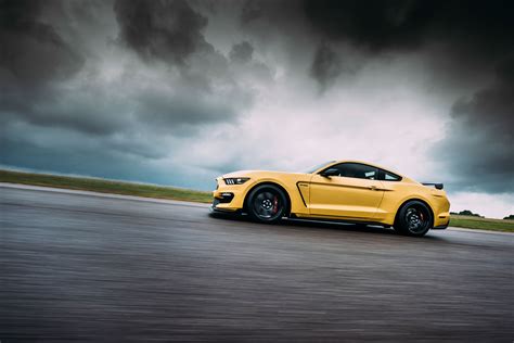 Ford Mustang Shelby Gt350r Review A Muscle Car For The Track Evo