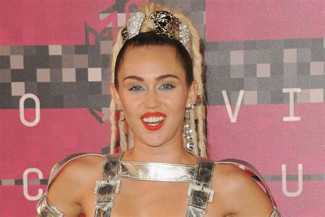 Miley Cyrus Plans To Strip Naked In Concert And Wants Audience Nude Too