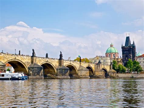 Most je vybudován z pískovcových kvádrů a po obou stranách je opevněn věžemi ( . Praha - Karlův most | Země filmů