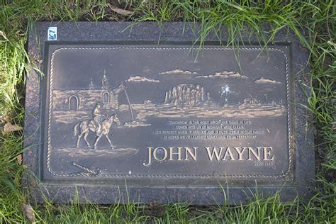 John wayne was one of the most popular film actors of the 20th century, known for roles in films such as 'true grit' and 'the alamo.' actor john wayne received his first leading film role in the big trail (1930). John Wayne ist tot - Er ist im Alter von 72 Jahren gestorben