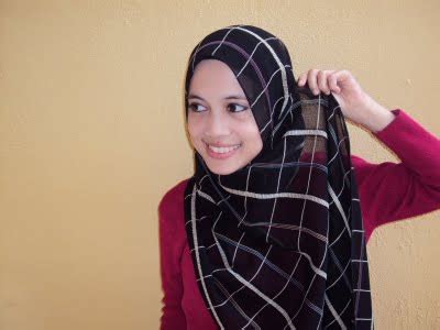 Itu tadi beberapa cara memakai jilbab panjang yang bisa anda praktekan sendiri dan tentunya dengan memakai jilbab panjang anda juga bisa mengkreasikan bahkan. Cara untuk memakai selendang panjang - Kumpulan Berita ...