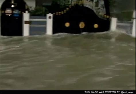 5 pics chennai submerged after heavy rains