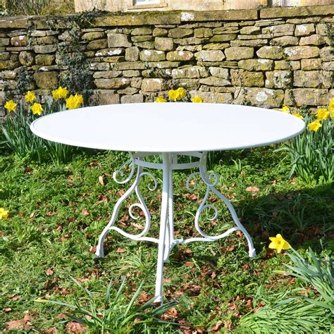 The Large Circular Garden Dining Table - ARCHITECTURAL ...