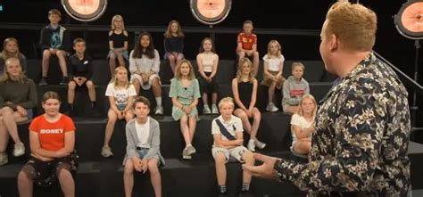 Nackt Show Im Dänischen Tv Erwachsene Ziehen Sich Vor Kindern Aus Einreich De
