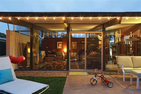 You appreciate the simple beauty and energy of this iconic era and are drawn to its streamlined stylings. Eichler with outdoor lights. | Outdoor decor, Exterior colors, Outdoor lighting