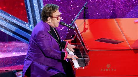 Elton John On Piano Elton John The Rocket Man Of Rock Pianists Learn
