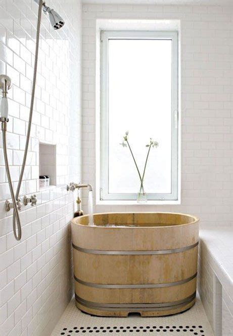 Se invece della smaltatura, si preferisce rivestire la vasca da bagno rovinata ci sono moltissimi prodotti disponibili, distinti per tipologie e marche. Idee e consigli per rinnovare il bagno (o per progettarne ...